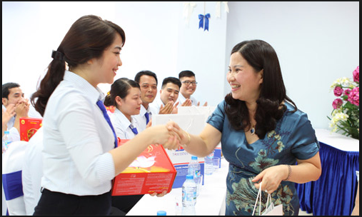 Công ty tặng quà Tết cho nhân viên: Ý nghĩa và lợi ích 2024 Công ty tặng quà Tết cho nhân viên: Ý nghĩa và lợi ích 2024