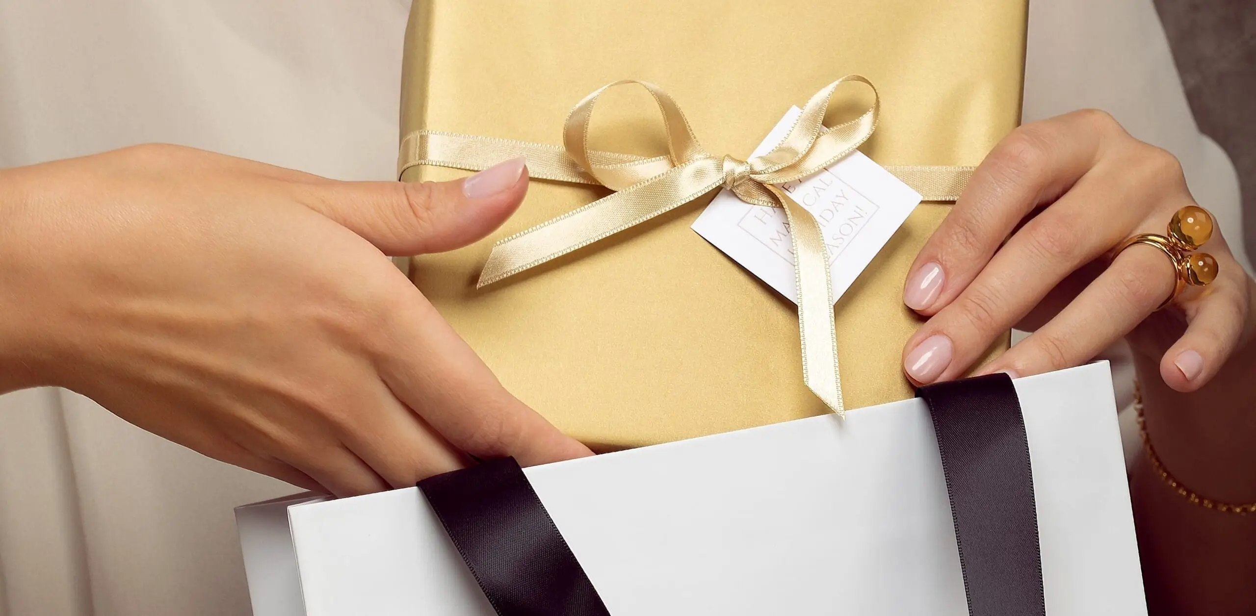 Quà tặng Tết cho đối tác: Ý tưởng độc đáo và ý nghĩa 2025