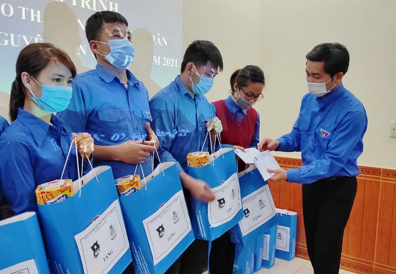 Tặng quà Tết cho người nghèo Tạo niềm vui và hy vọng trong mùa Lễ hội Tặng quà Tết cho người nghèo Tạo niềm vui và hy vọng trong mùa Lễ hội